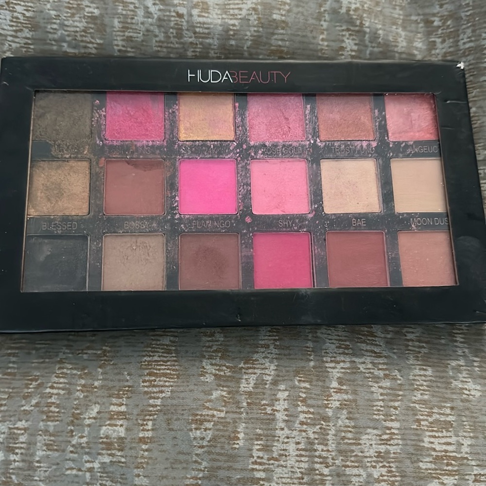 Huda beauty rose gold edition palette
